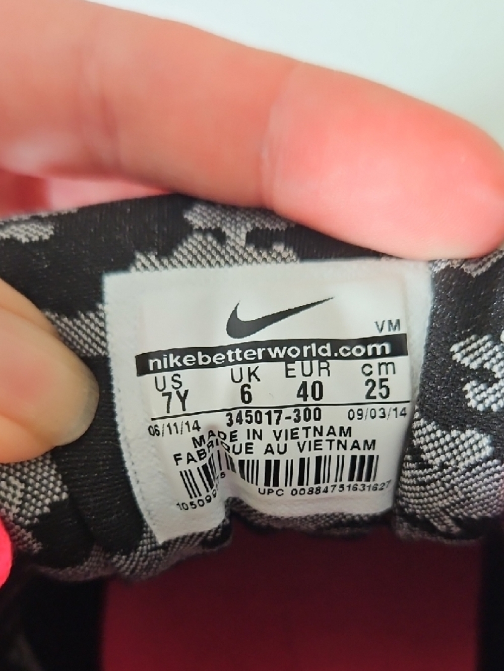 Nike Women’s Black & Hot Pink Running Sneakers - Picture 7 of 7